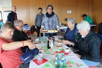 In der Kantine der Kreisverwaltung wurden die Besucher von der Vhs-Seniorenbildung zum Nachmittags-Kaffee eingeladen. Petra Weckesser-Dawedeit versorgte die G&auml;ste mit Kuchen.
