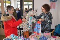 Julia Gritsch (rechts) begeisterte mit Kinderkleidung &bdquo;Made in Wittelsberg&ldquo;.