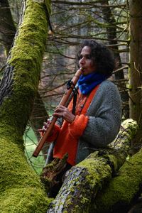 Samya Bascha-D&ouml;ringer verleiht ihren Wald-Walks mit der indianischen Fl&ouml;te eine meditative Komponente. Archivfoto: Andrea Freisberg