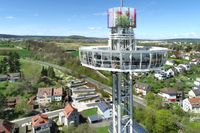 Von der Aussichtsplattform auf 72 Metern H&ouml;he genie&szlig;en die Besucher einen atemberaubenden Ausblick auf die Gartenschau bis zu den D&auml;chern Fuldas.