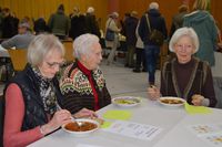 Diese drei Besucherinnen lie&szlig;en sich die Suppe schmecken, mit der das Gasthaus Nau aus Wittelsberg den GrundTreff beliefert hatte.