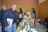 B&uuml;rgermeister Hanno Kern freute sich beim Winterauskehrmarkt 2023 &uuml;ber fr&uuml;hlingshafte Deko-Artikel wie diesen Keramik-Hasen.